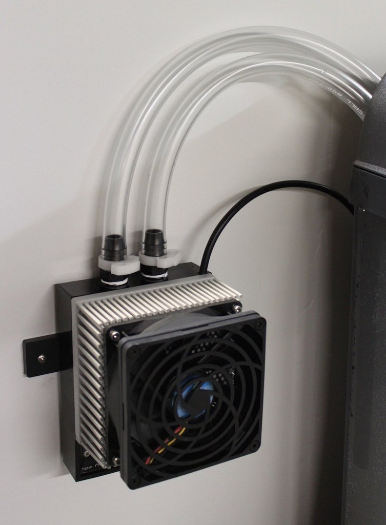 Il CSXC-1 Chiller montato a parete con il kit di installazione (venduto separatamente), risulta pulito ed efficiente nella sua semplicità CSXC-1 Nano Chiller
