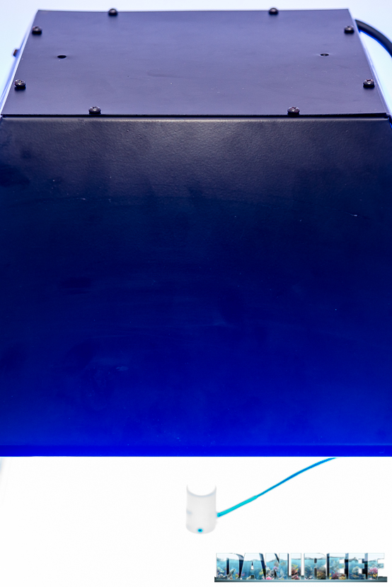 Il rilevatore Apogee sotto il cono del Lumenarc della lampada ad induzione per acquari H.V. Innovation Il rilevatore Apogee sotto il cono del Lumenarc della lampada ad induzione per acquari H.V. Innovation