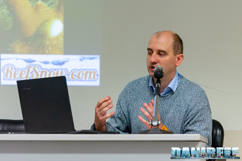 Davide Mascazzini, titolare di ReefSnow, durante una sua conferenza (PetsFestival 2018)