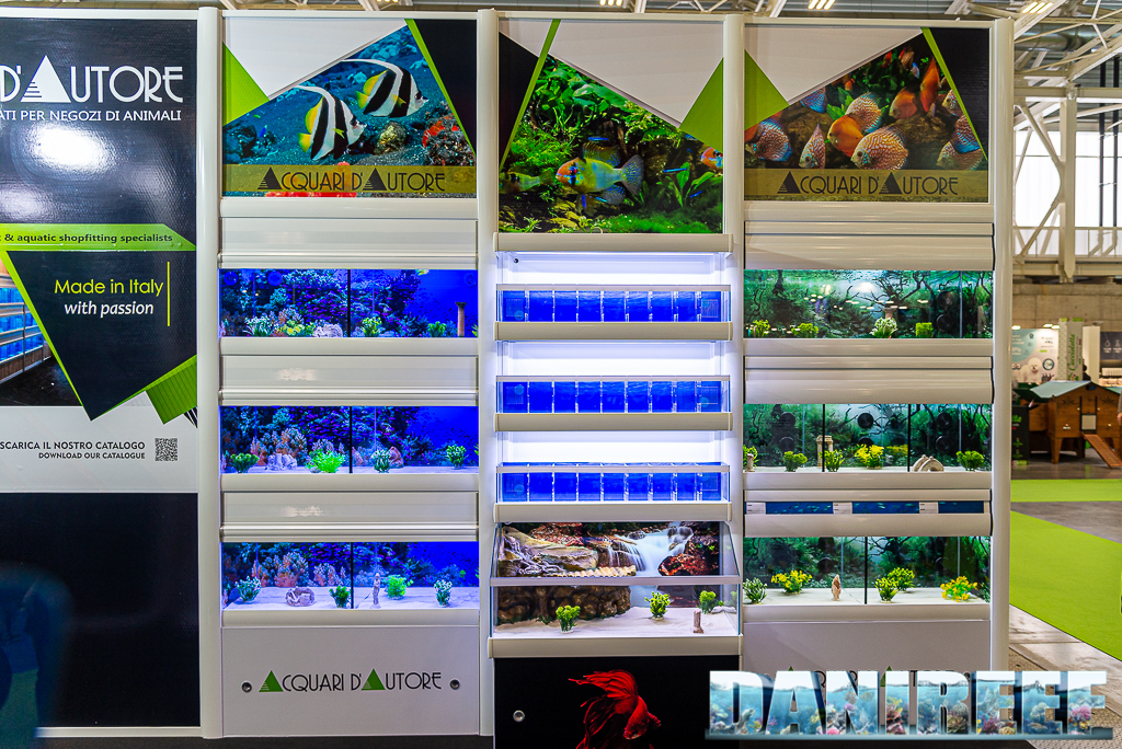 Lo stand Acquari d'Autore porta soluzioni di alto livello per negozi a Zoomark 2021: qui vediamo una batteria con modulo dedicato ai Betta splendens, o pesci combattenti