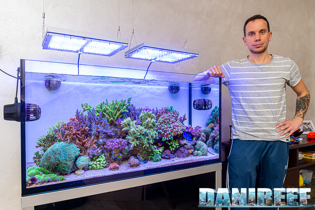 Luca Perini - Luper - a fianco del suo bellissimo acquario