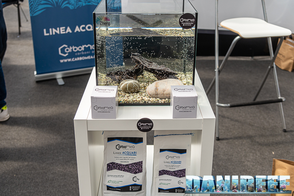 Confezioni di carbone attivo allo stand Carbomea ad AquaExpo