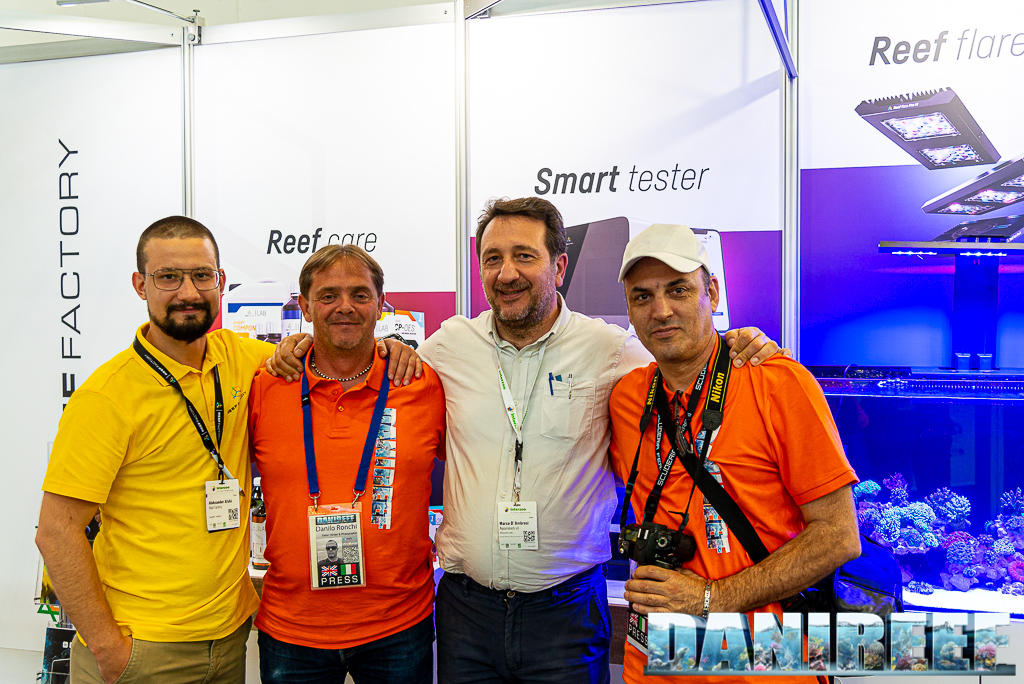 Qui vediamo Marco Dambrosi, nuovo proprietario Elos, in maglia bianca, fra me e Giorgio all'Interzoo 2022