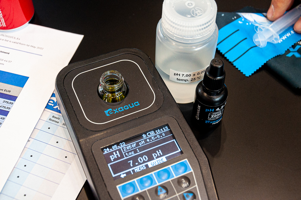 Uno dei test fatti sul pH con l'esito conforme al valore della soluzione di riferimento