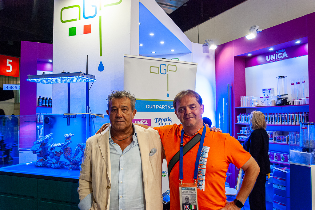 Fabrizio Gibin di AGP e poi con la nuova t-shirt arancione DaniReef, allo stand AGP all'Interzoo 2022