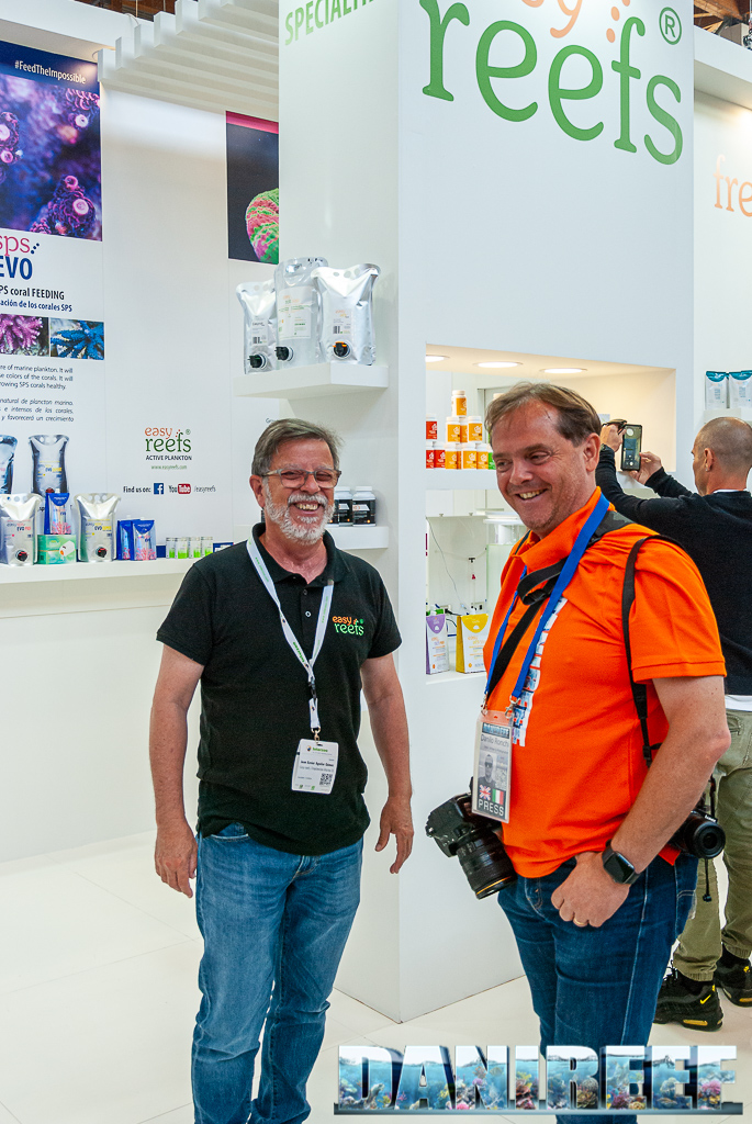 Joan Xavier di Easy Reefs con DaniReef presso lo stand ad Interzoo 2022
