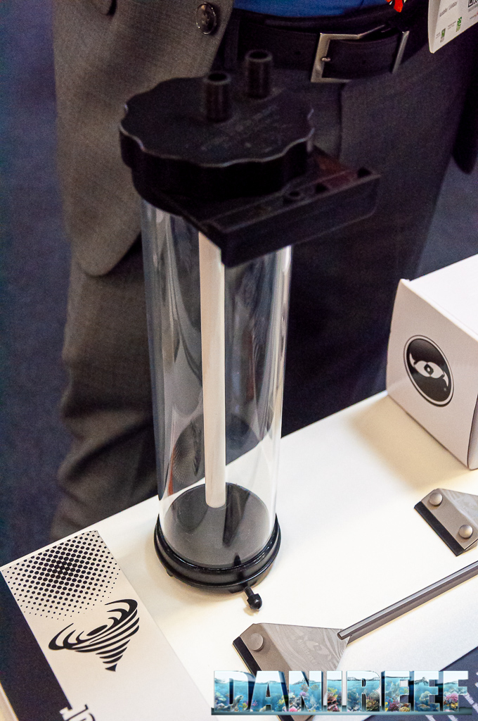 Il filtro a letto fluido phosban da Two Little Fishies al proprio stand all'Interzoo 2022