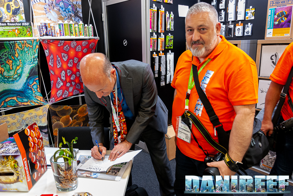 Julian Sprung che dedica il proprio libro a Simone nel proprio stand da Two Little Fishies all'Interzoo 2022