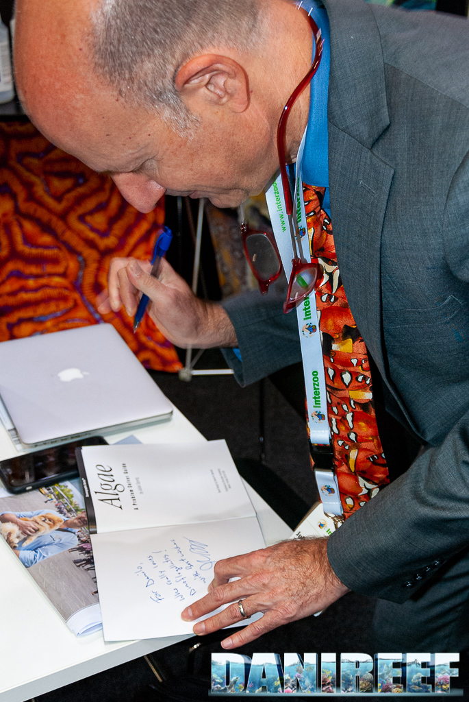 Julian Sprung che dedica il proprio libro a DaniReef nel proprio stand da Two Little Fishies all'Interzoo 2022