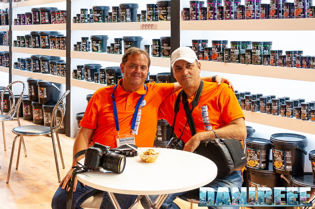 DaniReef (Danilo Ronchi) e Giorgio Ricci che si godono un momento di meritato riposo presso lo stand Aquarialand a Interzoo 2022