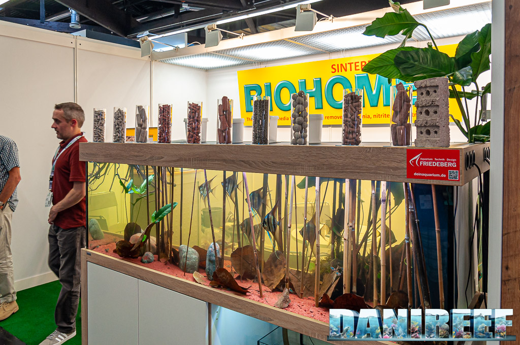 I media filtranti di biohome in esposizione sopra un particolare allestimento con pesci Pterophyllum scalare