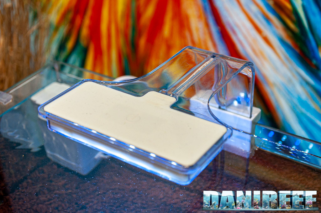 La plafoniera Aquaya FR Led Light con il suo supporto bordo vasca