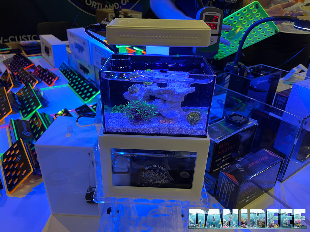 Il Micro Reef Ready Tank da 1,2 litri di PNW Custom visto al Macna 2022