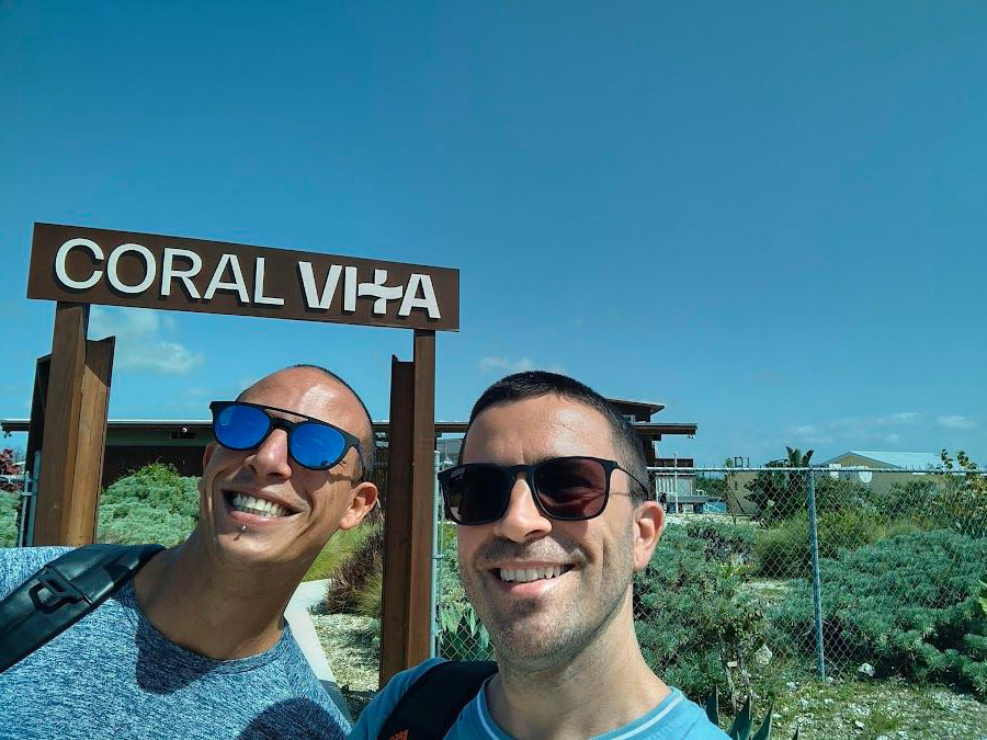 Qui vediamo in una foto proprio Simone Degli Esposti di OceanLife con Amir Matouk direttore delle operazioni di acquacoltura