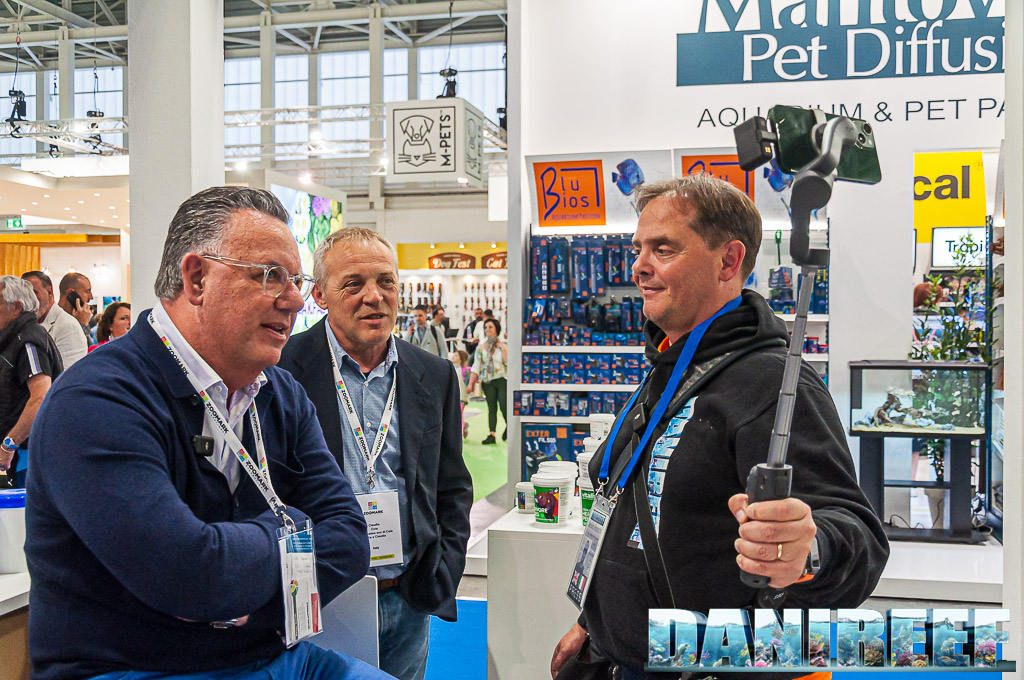 Peter Kersh, Claudio Cola e DaniReef presso lo stand EscheMatteo a Zoomark 2023