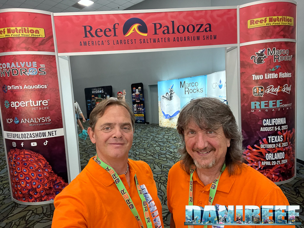 DaniReef e Maurizio davanti al portale di ingresso di ReefAPalooza 2023 New York