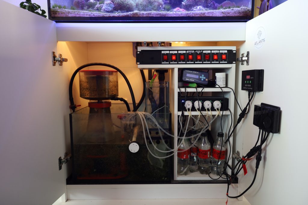 Sump Red Sea, incluso piccolo mobiletto creato su misura per l'elettronica e le pompe dosometriche