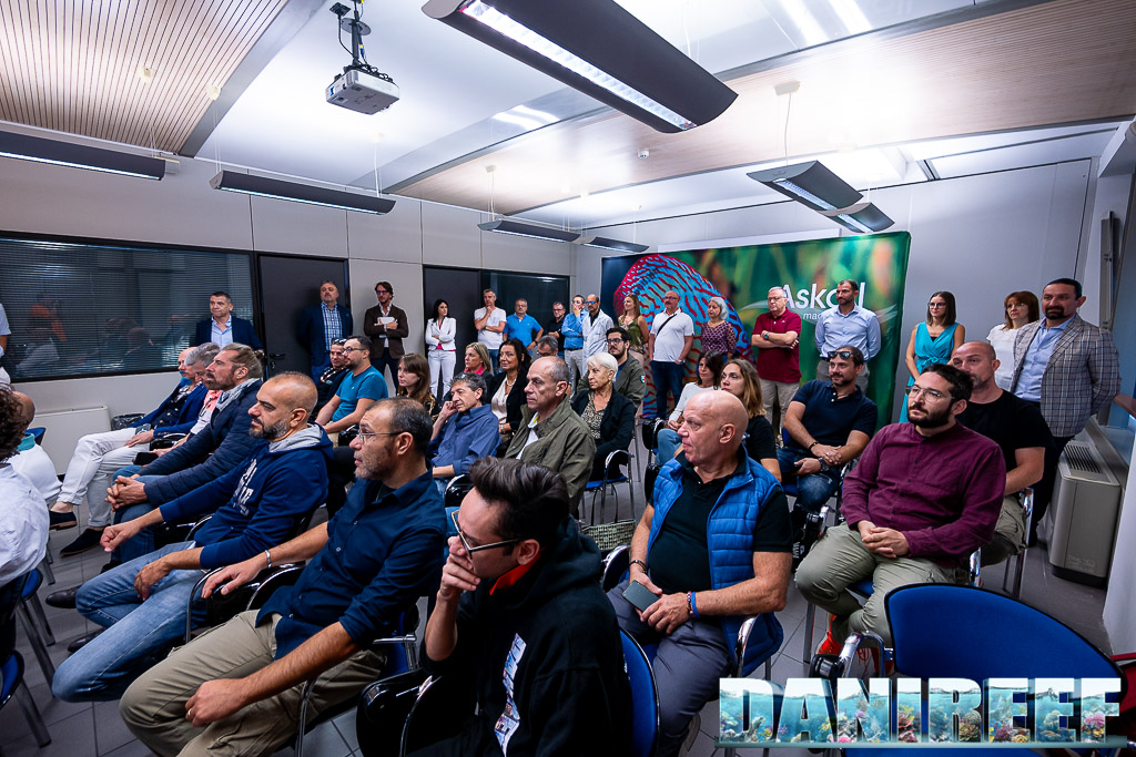 Il pubblico di negozianti durante la presentazione di Askoll Opera