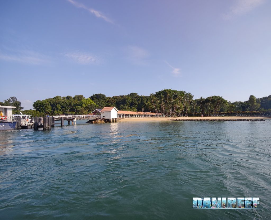 Foto dell'isola di Saint John all'arrivo in barca