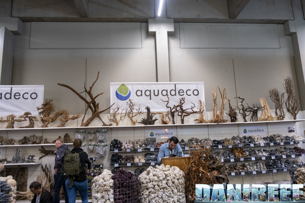 Gli scaffali Aquadeco con innumerevoli tipi di rocce e radici