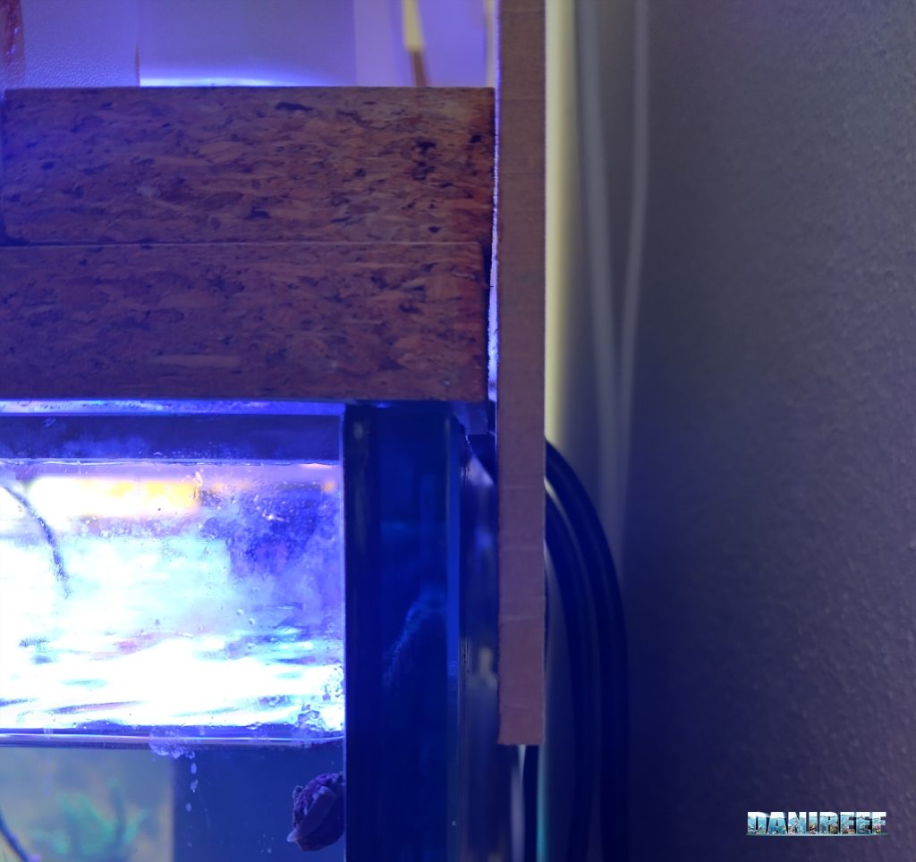 Dettaglio della copertura per acquario autocostruita. Qui si vede che il pannello arriva un attimo sotto il livello dell'acqua.
