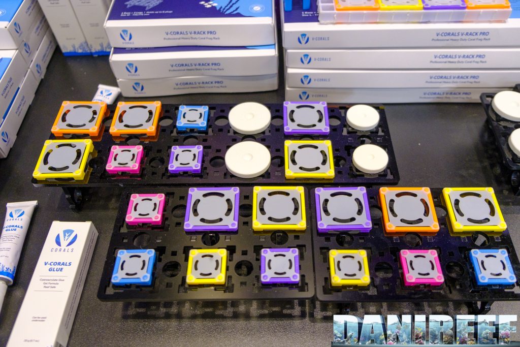 Il sistema componibile V-Rack Pro di V-Corals supporta sia i Flexi Plugs che i V-Plugs Il sistema componibile V-Rack Pro di V-Corals supporta sia i Flexi Plugs che i V-Plugs
