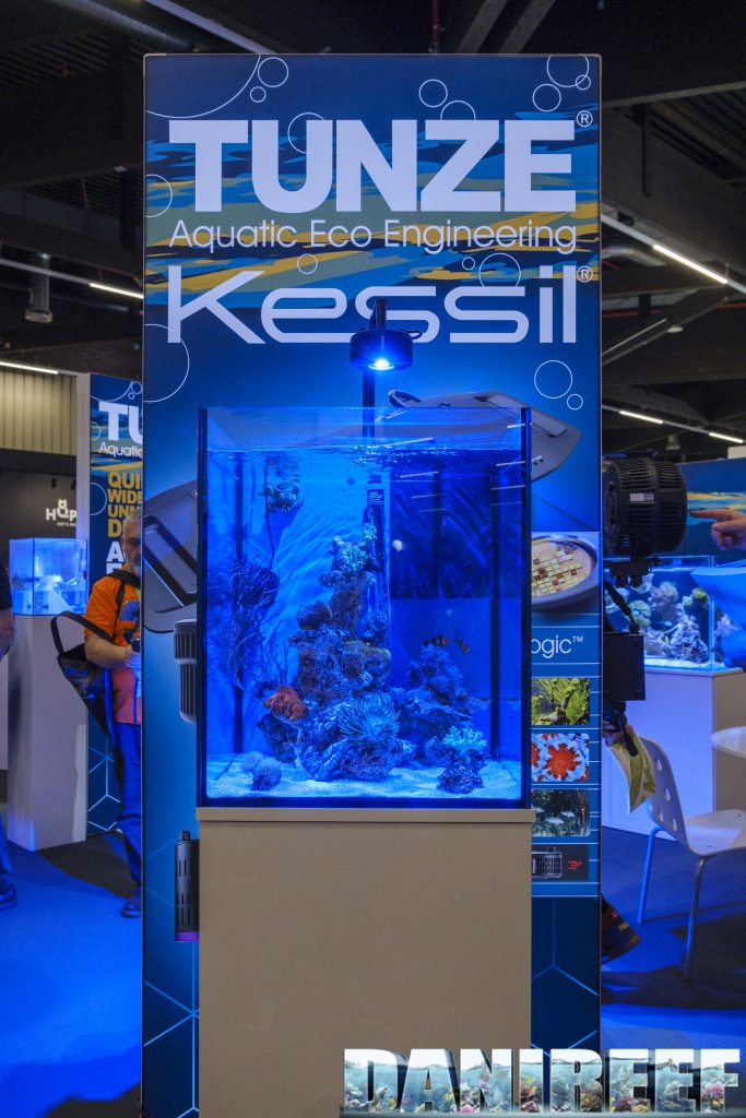 La vasca display con la Kessil A360XE in funzione La vasca display con la Kessil A360XE in funzione