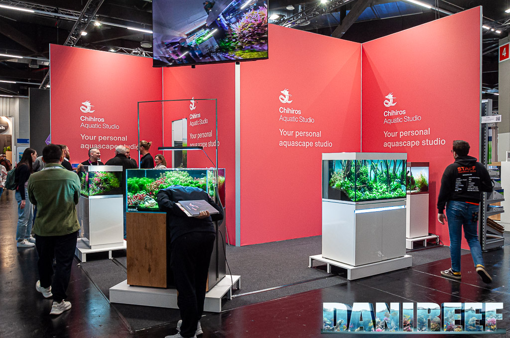 Rosso dominante nello stand di Chihiros Aquatic Studio ad Interzoo 2024 Rosso dominante nello stand di Chihiros Aquatic Studio ad Interzoo 2024