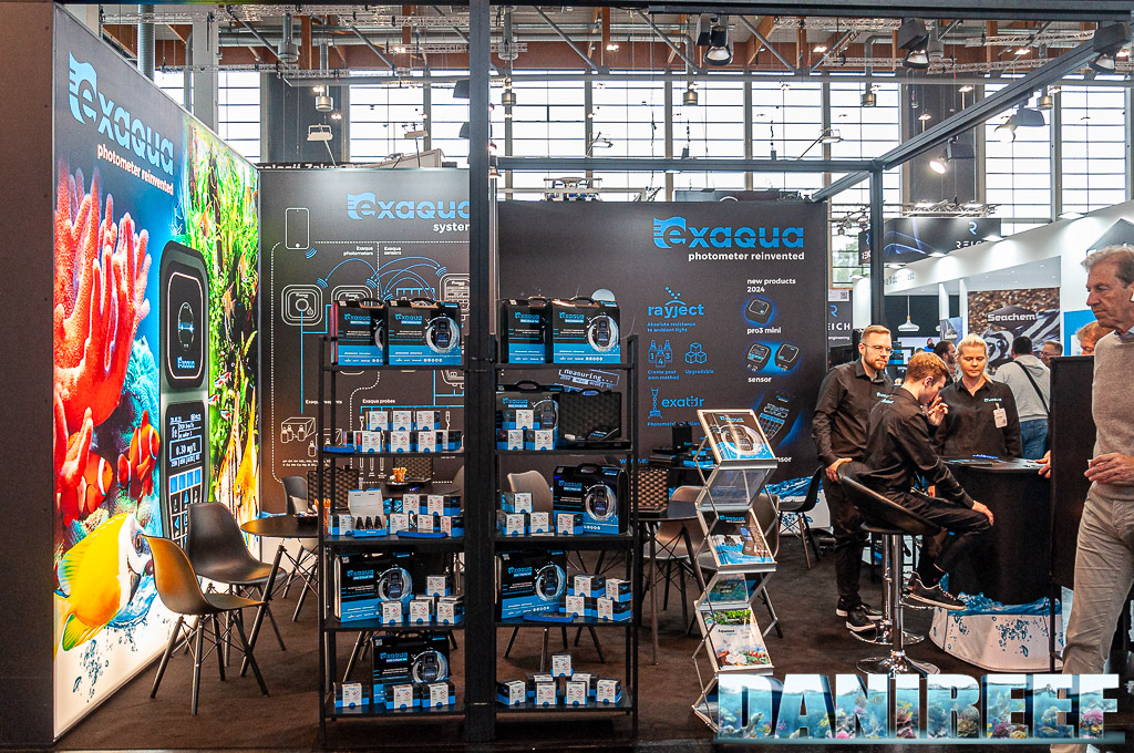 I colori nero e blu di Exaqua caratterizzavano lo stand in occasione della fiera di Interzoo 2024 I colori nero e blu di Exaqua caratterizzavano lo stand in occasione della fiera di Interzoo 2024