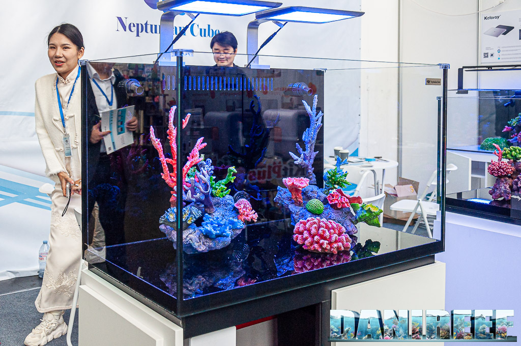 Un acquario della Serie Magic Pro (MP) di Neptunian Cube Un acquario della Serie Magic Pro (MP) di Neptunian Cube