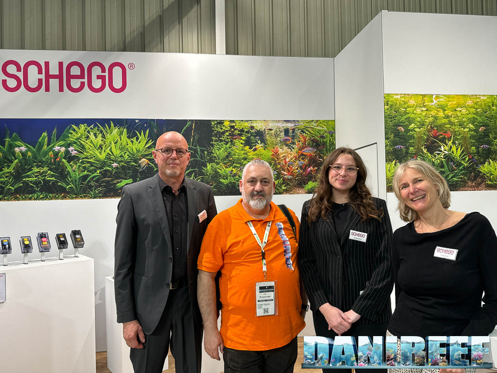 Simone (Hioct999) di Danireef con il CEO Dirk Richter e lo staff di Schego ad Interzoo 2024 Simone (Hioct999) di Danireef con il CEO Dirk Richter e lo staff di Schego ad Interzoo 2024