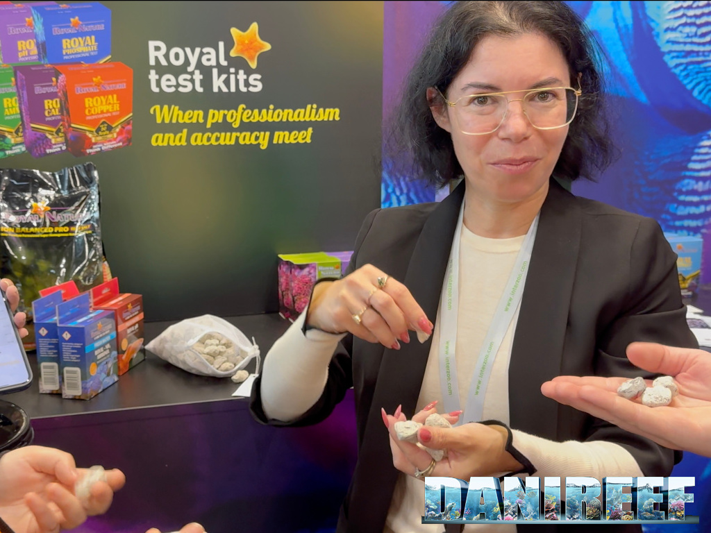 Julia Rozental Damari illustra i prodotti V-Corals allo stand Royal Nature di Interzoo 2024 Julia Rozental Damari illustra i prodotti V-Corals allo stand Royal Nature di Interzoo 2024