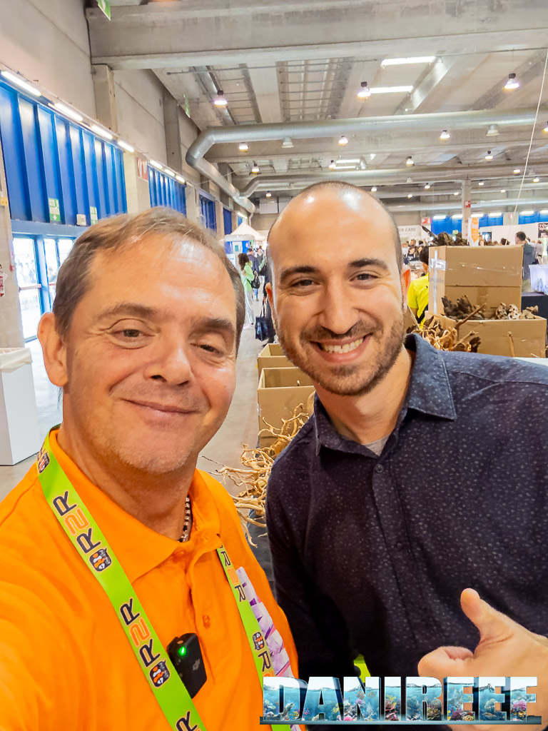 Ricardo Romao di Twinstar Europe presso lo stand AgriPetGarden al PetsFestival 2024 con DaniReef