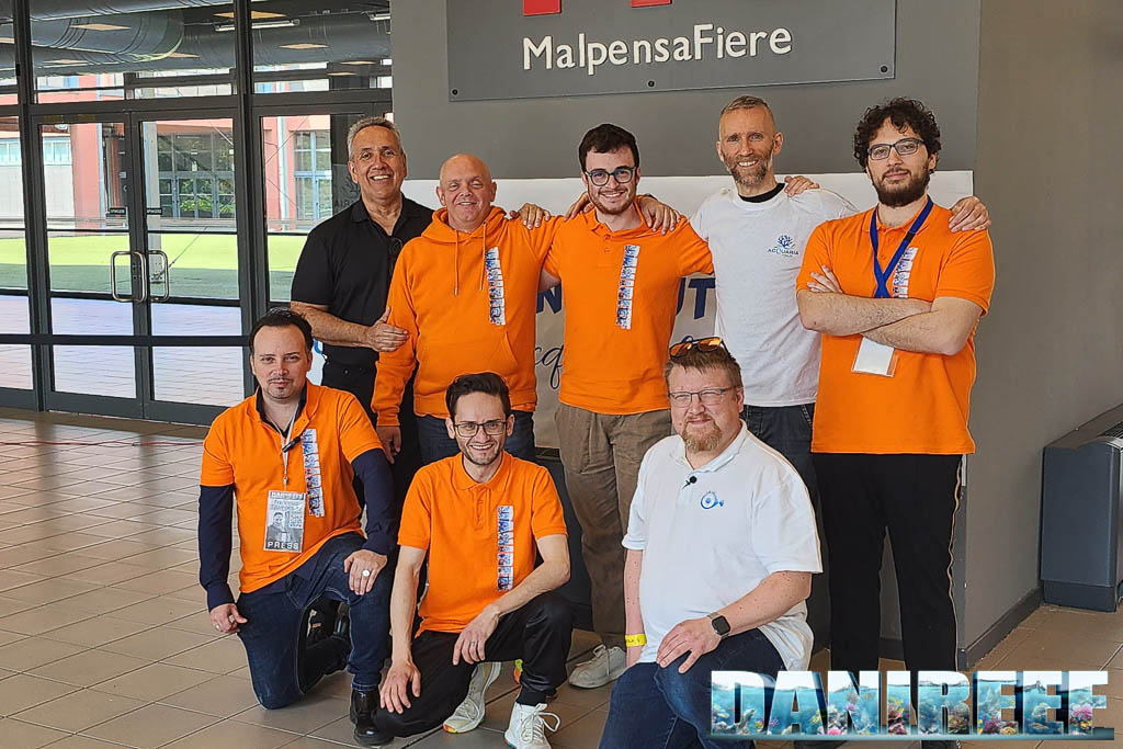 AcquariaItalia - In piedi da sinistra: Tony Vargas, DaniReef, Federico, Emanuele, Lorenzo, accosciati Francesco, Matteo, Hervè