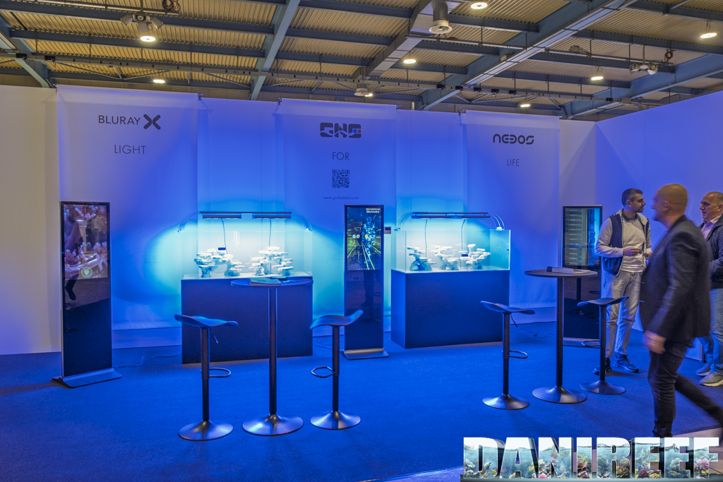 Stand GNC AcquariaItalia 2025 con plafoniere BluRay X