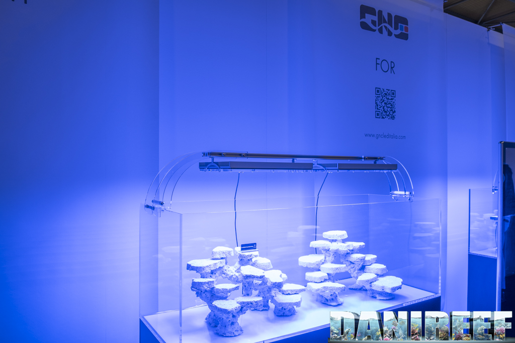 Stand GNC AcquariaItalia 2025 con plafoniere BluRay X
