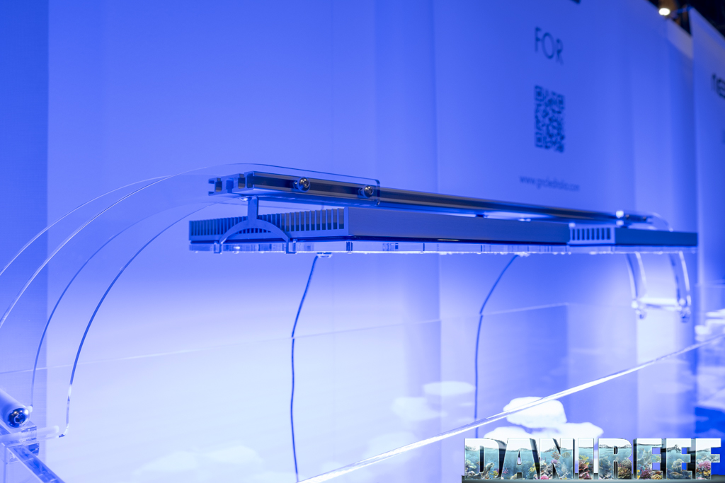 Stand GNC AcquariaItalia 2025 con plafoniere BluRay X