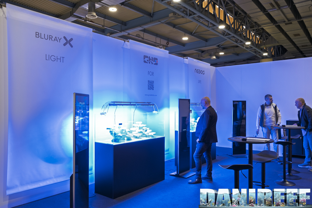 Stand GNC AcquariaItalia 2025 con plafoniere BluRay X