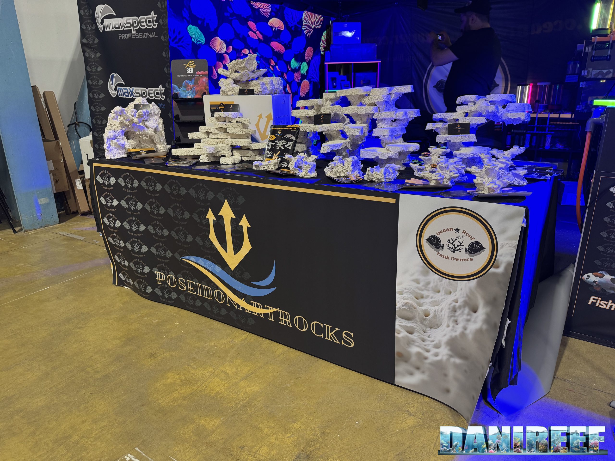 PoseidonArtRocs con Ocean Reef Tank Owner stand AcquariaItalia 2025