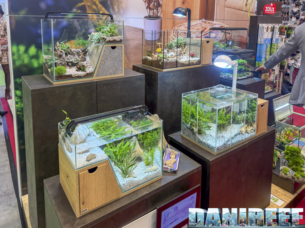 Alcuni piccoli acquari presso lo stand Zolux a Zoomark 2025