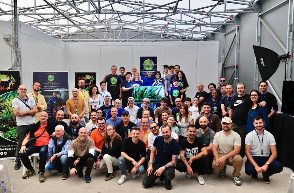 Foto di gruppo con Yusuke Homma, Yoshinori Kondo, Davide Chiacchio e il team di Agripet Garden