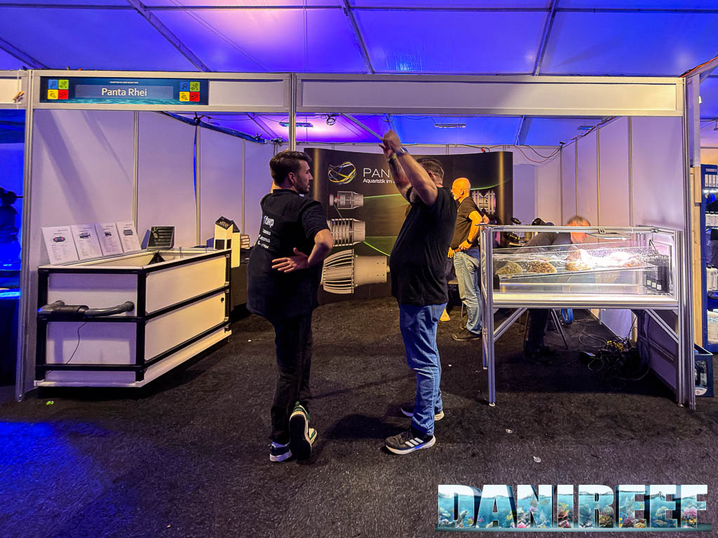 Lo stand Panta Rhei a Vivarium 2025 con il concept dell'acquario fiume in primo piano