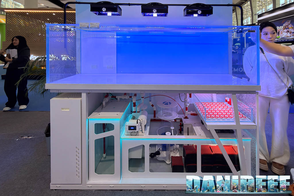 Un acquario della Serie Magic Pro (MP) di Neptunian Cube Un acquario enorme da Neptunian Cube ed incredibilmente organizzato, con tutti accessori Aipai a partire dall'illuminazione