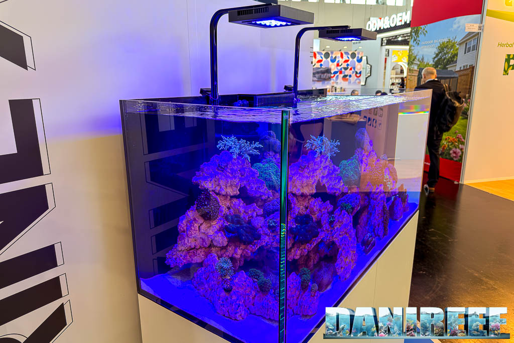 Dettaglio dell'acquario marino Waterbox illuminato dalle plafoniere Lumora