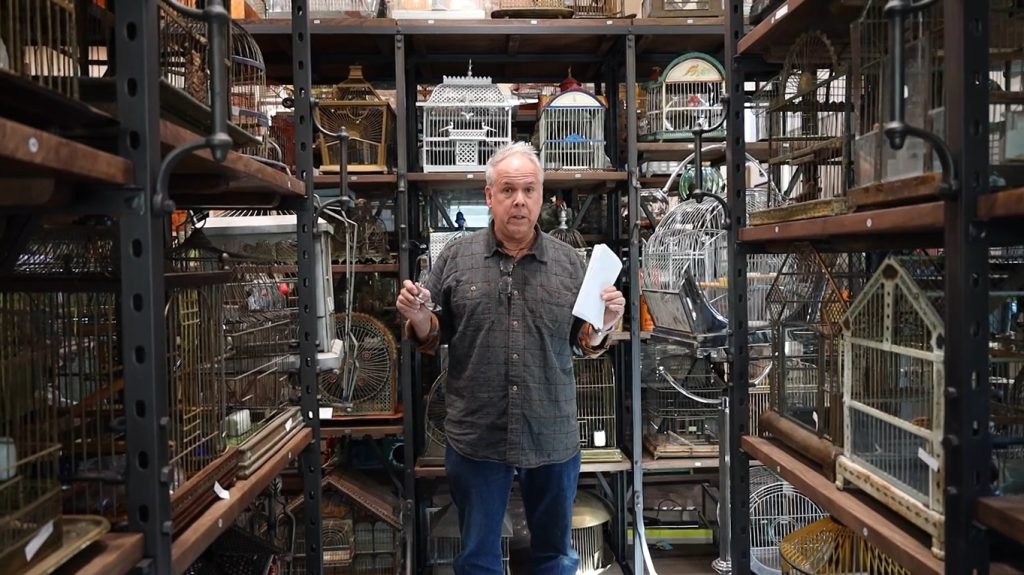 Gary Bagnall fra i reperti del Museum of Aquarium and Pet History