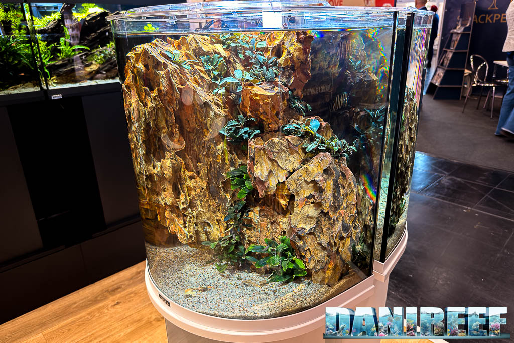 Acquario d'acqua dolce Tetra con layout scenografico a Interzoo 2026