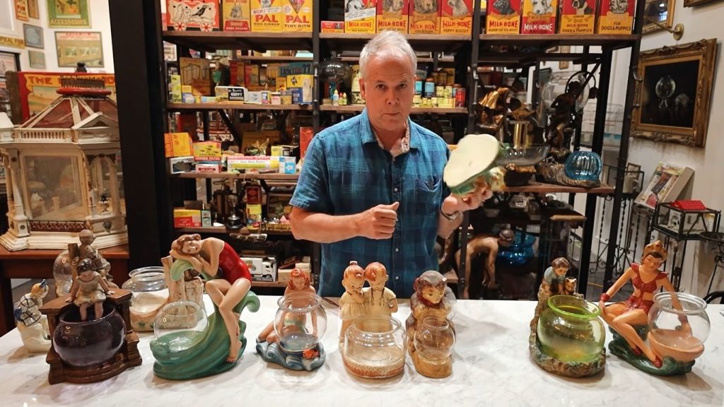 Gary Bagnall mostra alcune bocce antiche in vetro
