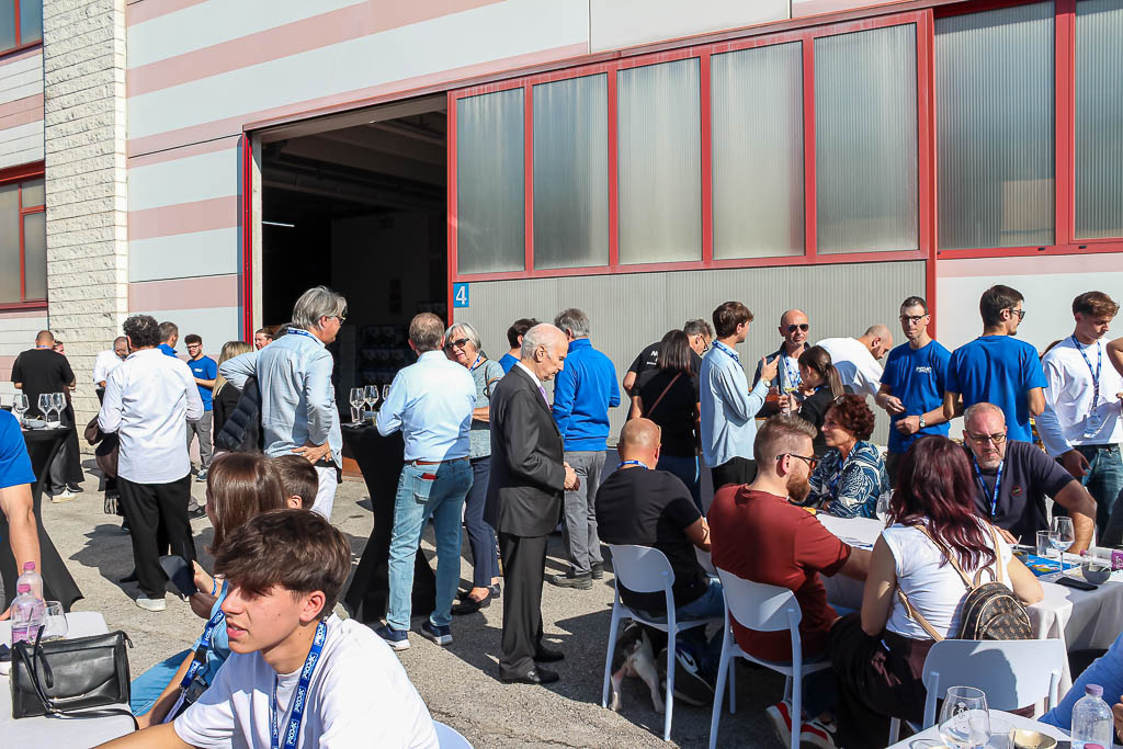 Momento conviviale con clienti e collaboratori durante il 50° anniversario di Prodac International