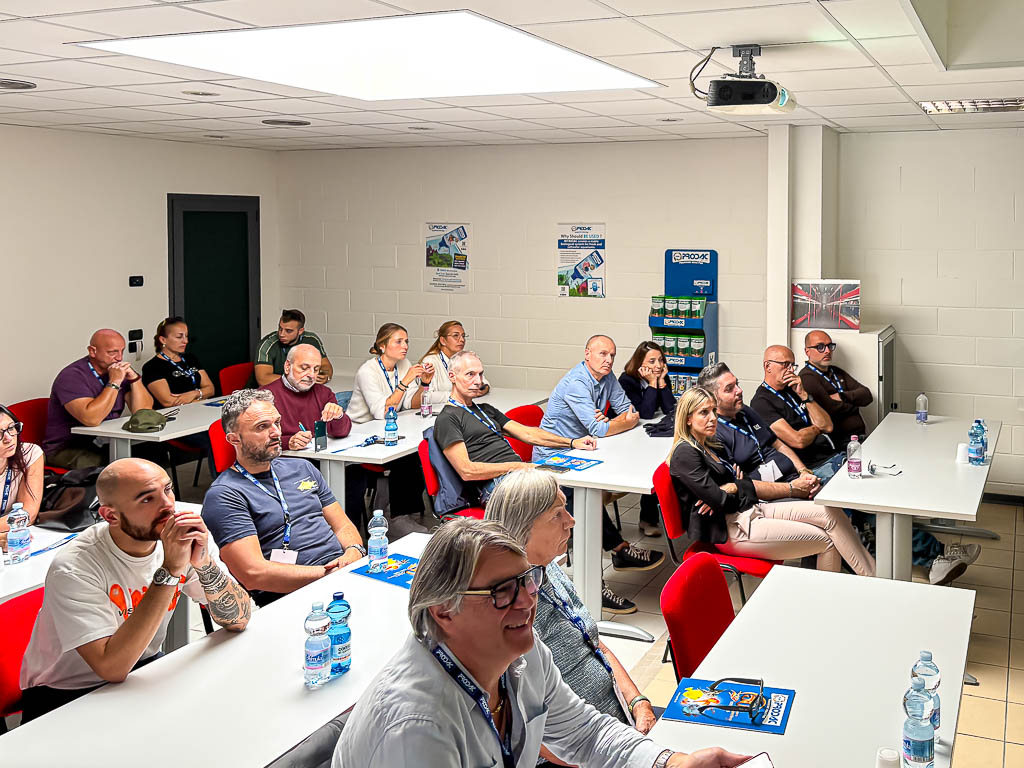Partecipanti a un incontro tecnico nella sede Prodac durante l’Open Day 2026