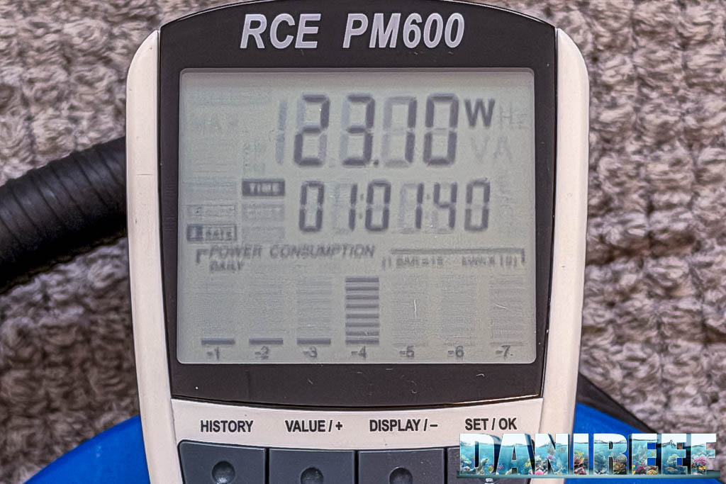 Misuratore RCE PM600 durante il test della Sicce Syncra Silent 1.5: consumo di 23,10 watt